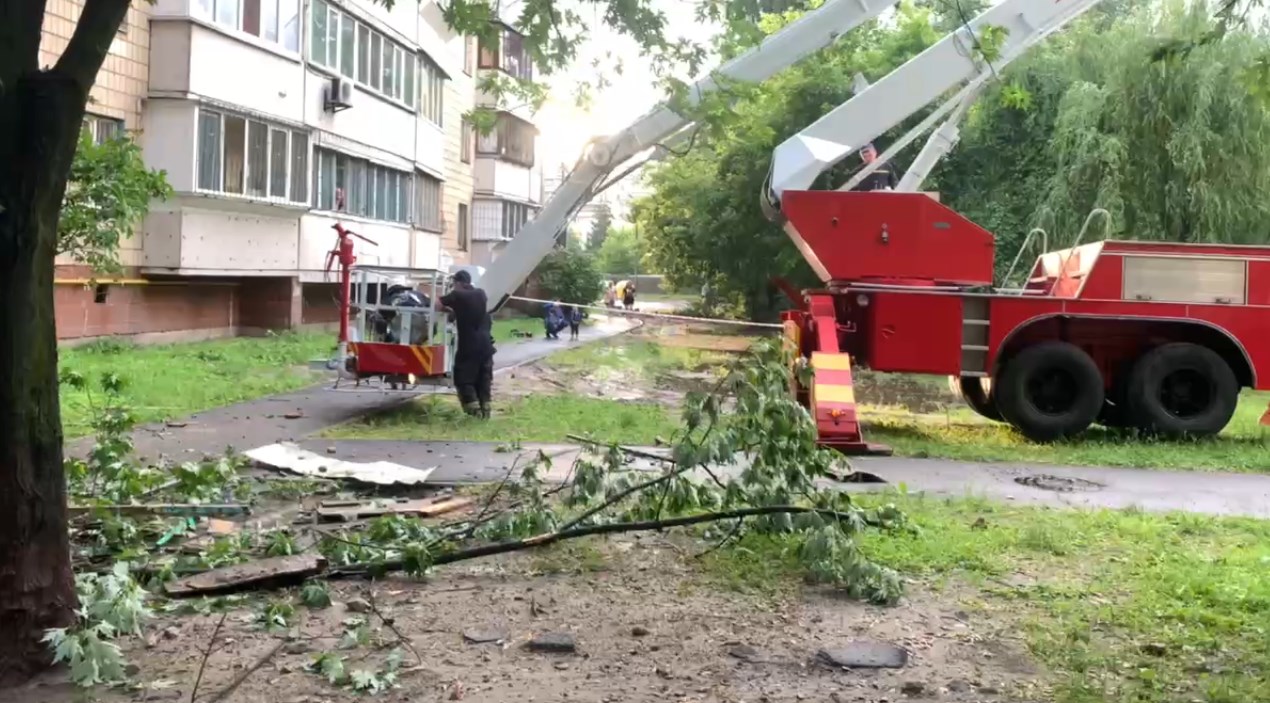 В многоэтажке Киева с шестого этажа обвалилась дедушкина "теплица" (видео)